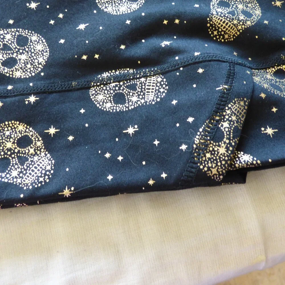 TORRID ACTIVE CROP LEGGING - PERFORMANCE CORE FOIL STAR & SKULL BLACK 0 L 12 - Picture 4 of 10